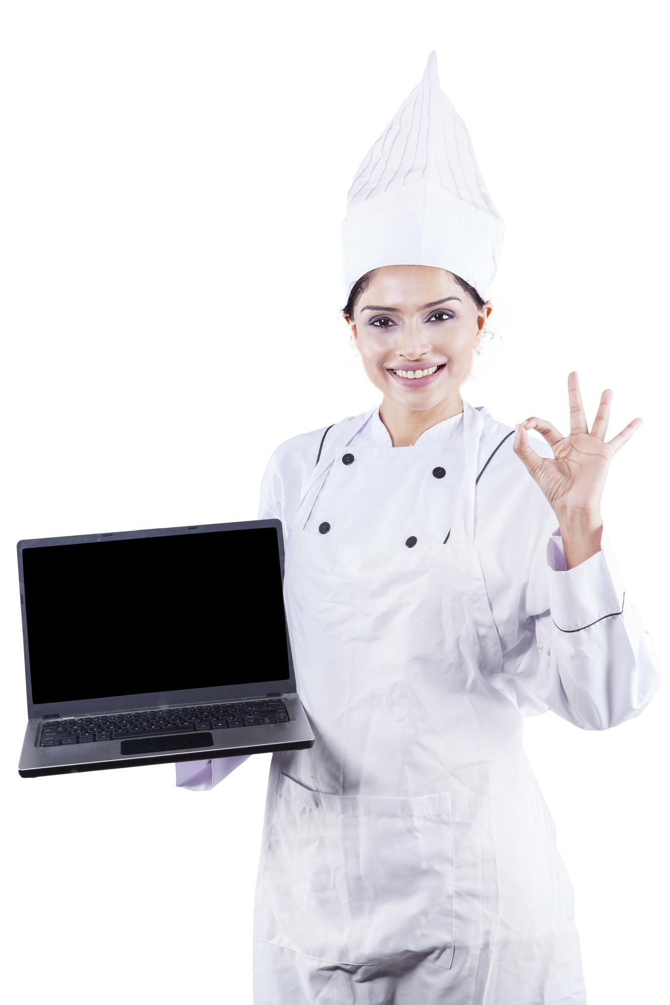 Chef che accoglie studenti in cucina durante una lezione
