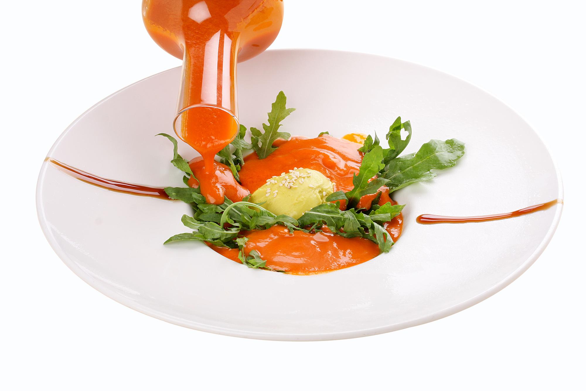 Dettaglio impiattamento gourmet con salsa lucida