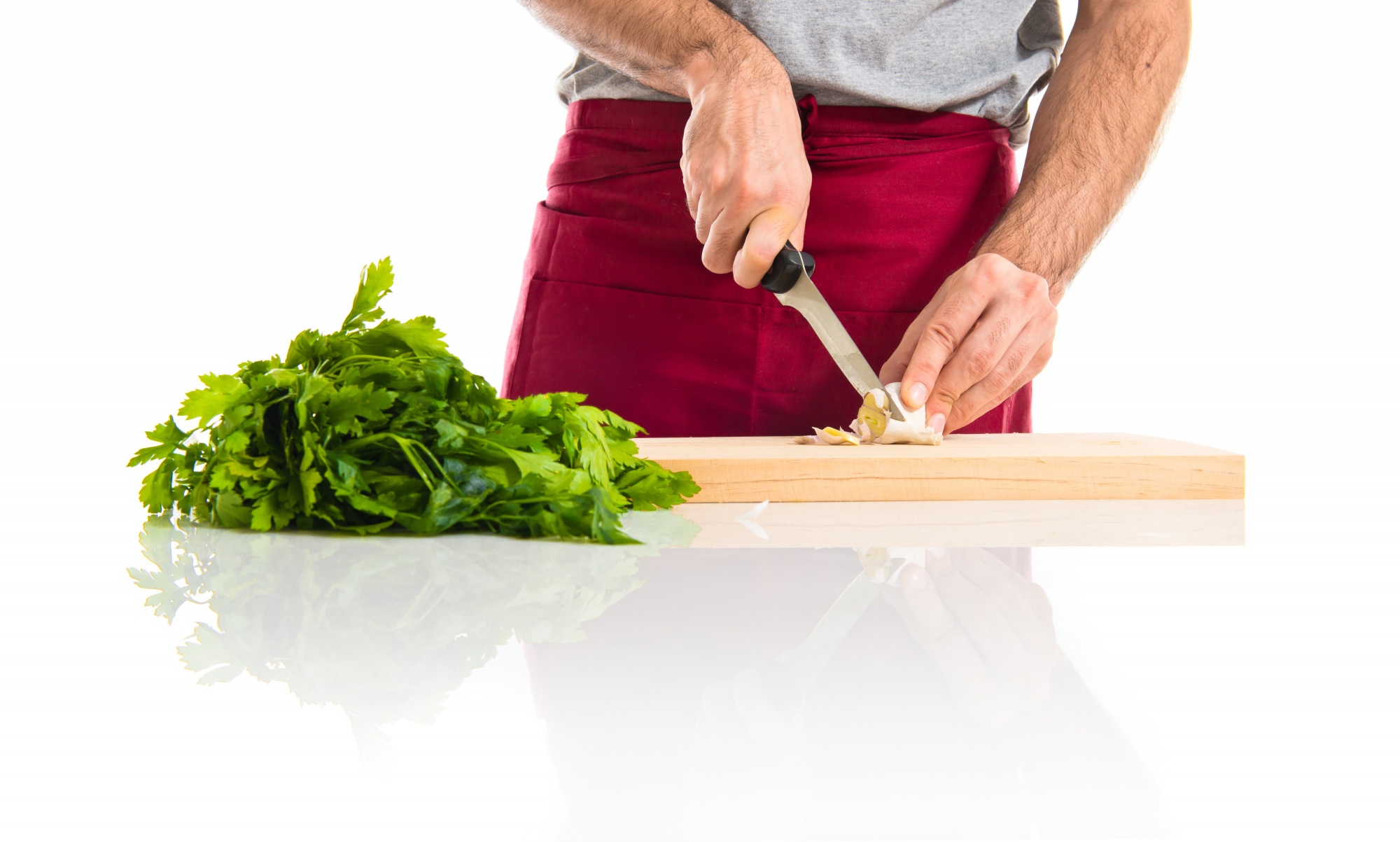 Chef che affetta verdure fresche in cucina moderna